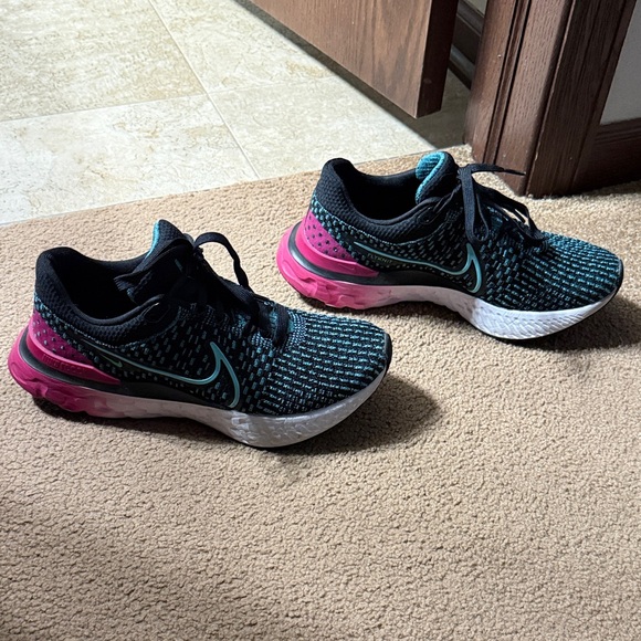 Nike React Black and Pink Sneakers with Teal Accents - Picture 2 of 6